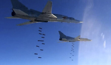 Der Luftkrieg eskaliert: Flugzeug der russischen Luftwaffe im Ja... Der Luftkrieg eskaliert: Flugzeug der russischen Luftwaffe im Ja...
