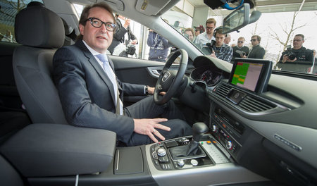 Die Entscheidungen treffen die Konzerne für ihn. Verkehrsministe...