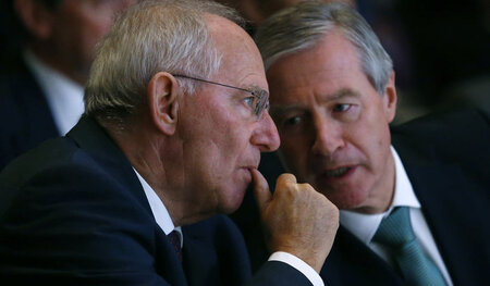Wolfgang Schäuble (l.) mit einem Flüsterer aus der Finanzwelt, E...