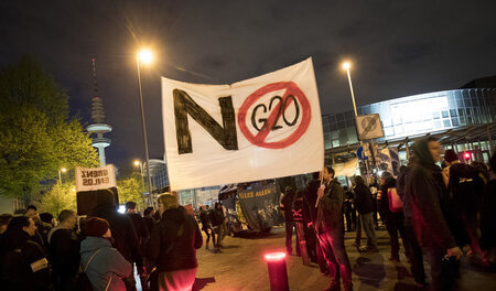 Fußballfans des FC St. Pauli protestieren gegen G20 (28. April)
