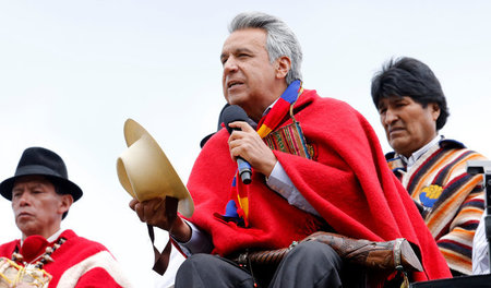 Ecuadors Präsident Lenín Moreno spricht zu Angehörigen einer ind...