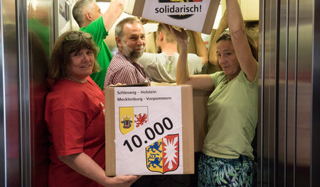Eine Verdi-Delegation übergab am Donnerstag die Unterschriften (...