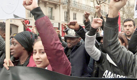 Demonstranten protestieren gegen rassistische Polizeigewalt in P...