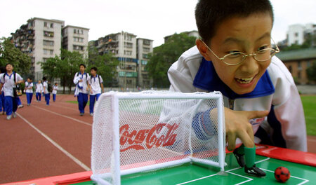 »Stichwort neue Märkte«: Junge in Chinas größter Fußballschule b...