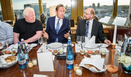 Holt sich Martin Schulz hier steuerpolitische Ratschläge ab? Der...