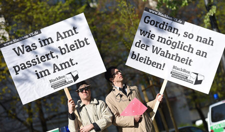 Aktivisten der Kampagne »Black Box Verfassungsschutz« empfingen ...