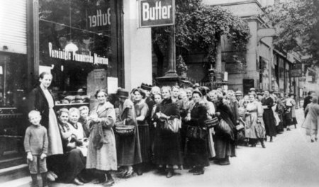 Der Hunger nagt, die Heimatfront bröckelt. Frauen und Kinder ste...
