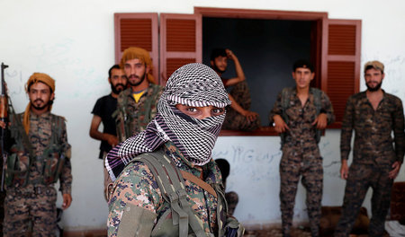 Auf dem Weg nach Rakka: Kurdische Kämpfer der Volksverteidigungs...