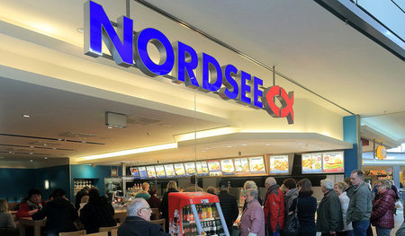 Am Umsatz mangelt es »Nordsee« wohl nicht: Schlange vor einer Fi...