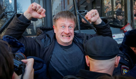 Ein Mann blockiert während einer Demonstration in Moskau ein Pol...