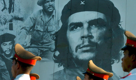 Ehrenformation in Santa Clara/Kuba anlässlich des 40. Jahrestags...