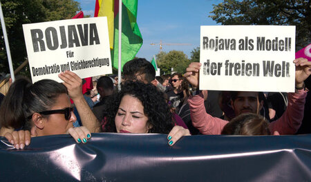 Solidarität mit den Menschen im kurdischen Autonomiegebiet Rojav...