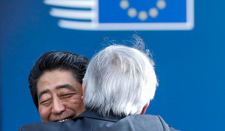 Ein Herz für Konzerne: japans Ministerpräsident Shinzo Abe und E...