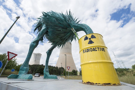 Hingucker während der Aktionen am Sonntag am AKW Tihange in Belg...