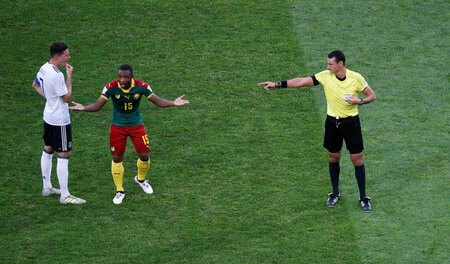 Wie hilfreich ist der Videobeweis? Kameruns Sebastien Siani (Mit...