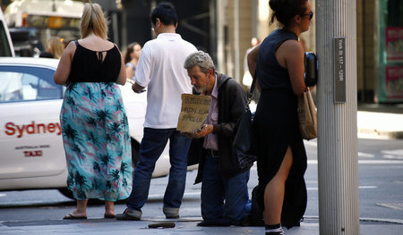 Offene Armut: Bettler an einer Straßenkreuzung in der Metropole ...