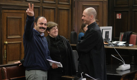 Zeki Eroglu (l.) mit seinen Anwälten Britta Eder und Alexander K...