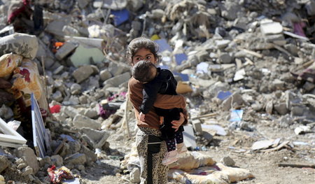 Kinder in der von Ankaras Militär zerstörten kurdischen Stadt Ci...