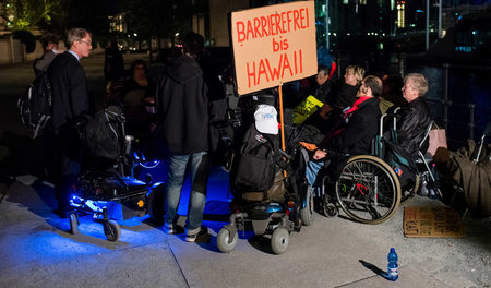 Behinderte Aktivisten protestieren gegen den Entwurf des Teilhab...