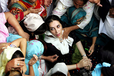 Benazir Bhutto im Kreise von Unterstützern in Lahore, wo heute i...