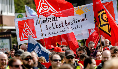 Schon mal warmgelaufen: Demonstration von Metallgewerkschaftern ...