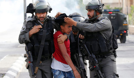 Israelische Polizisten führen in Bethlehem (Westbank) einen Palä...
