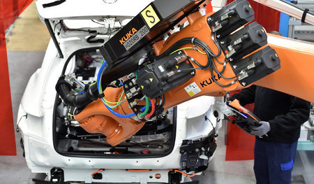 Zukunft des Pkw-Antriebs? Einbau einer Batterie in ein Hybrid-Mo...