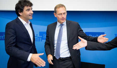Der Direktor des Berliner Stadtmuseums, Paul Spies (l.), mit dem...