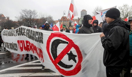 Rassistischer Aufmarsch: Rechte marschieren am 22. November 2015...