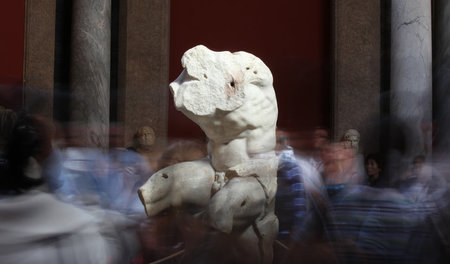 »Torso del Belvedere« im Saal der Musen in den Vatikanischen Mu­...