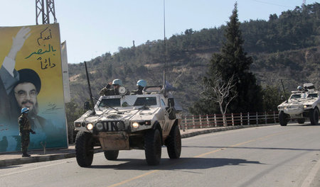 UNIFIL-»Blauhelme« vor einem Plakat der libanesischen Hisbollah ...
