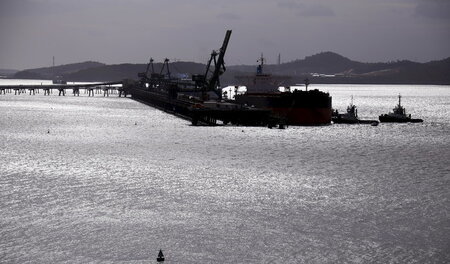 Nicht nur Touristen bringen Geld: Kohlehafen Gladstone nahe des ...
