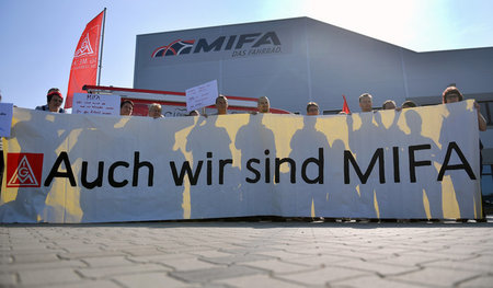 Mitarbeiter demonstrierten am 2. Juni vor dem Werk in Sangershau...