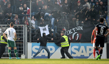 Sektion Kackbraun zeigt Flagge: Cottbusser Platzsturm Ende April...