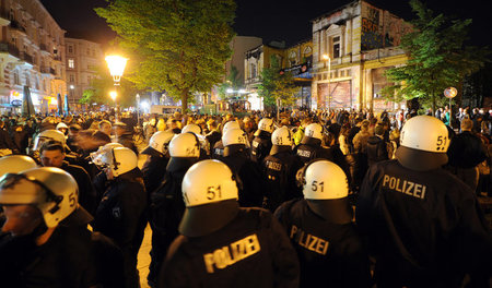 Polizisten stehen vor der Roten Flora im Schanzenviertel in Hamb...
