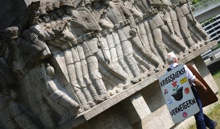 Hamburgs Friedensbewegung nutzt den Kriegsklotz am Stephansplatz...