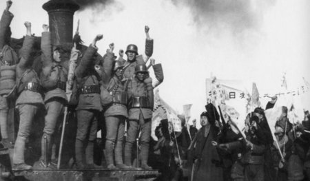 Etappensieg. Chinesische Soldaten und Bevölkerung feiern im Okto...