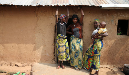 Drei Frauen und ein Kleinkind aus dem Süden Kadunas in Nigeria v...