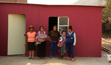 Flutopfer: Simeona Mosquera und ihre Töchter in Lima vor einem v...