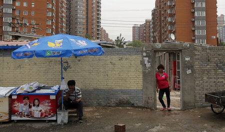 Eine Gegend am Stadtrand von Peking im Umbruch: Bewohnerin vor e...