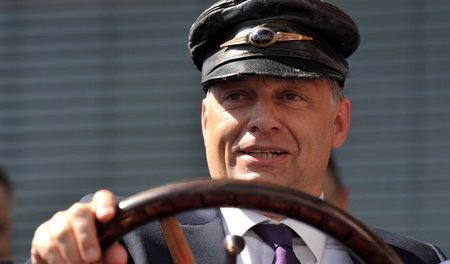 Der Führer in seinem Element: Viktor Orbán 2011 am Steuer eines ...
