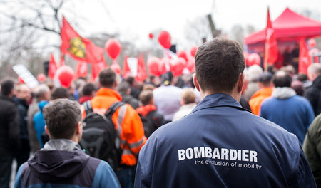Beschäftigte protestierten in Berlin gegen drohenden Stellenabba...