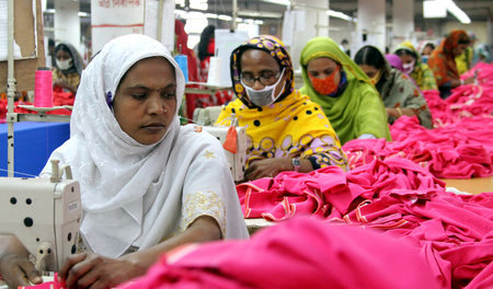 Frauen in einer Textilfabrik in Dhaka, Bangladesch: Die Verelend...
