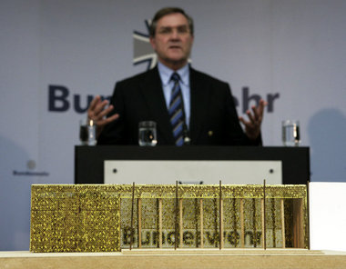 Golden schimmerndes Tarnnetz: Bundesverteidigungsminister Franz ... Golden schimmerndes Tarnnetz: Bundesverteidigungsminister Franz ...