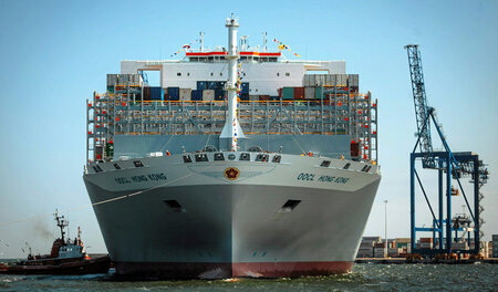 Too big to sail: Hamburg konnte der Container-Riese nicht anlauf...