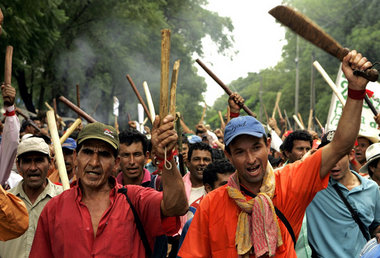 Tausende Farmer protestierten am 15. März 2006 in Paraguays Haup... Tausende Farmer protestierten am 15. März 2006 in Paraguays Haup...