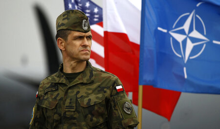 Im Windschatten der USA: Ein polnischer Soldat begrüßt US-Fallsc... Im Windschatten der USA: Ein polnischer Soldat begrüßt US-Fallsc...
