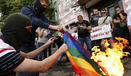 Homophobe Todesdrohungen: Ukrainische Neonazis verbrennen eine R...