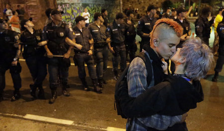 Und die Polizei schaut demonstrativ weg: »Liebe ist die stärkte ...