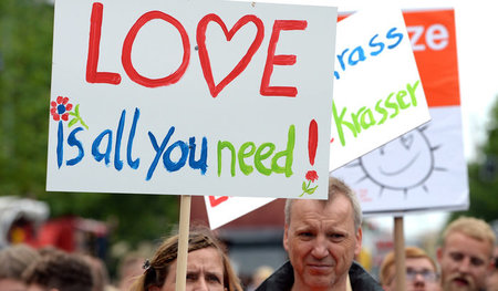 Bunte Schilder für das »Festival der Demokratie«: Die Nachrichte...